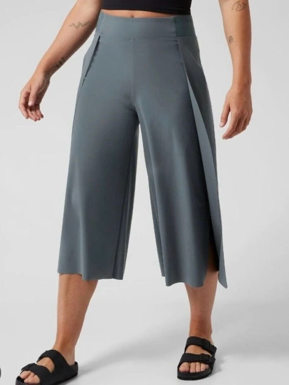 Athleta Cosmic Wrap Crop Pants Size 18
Minimalistic Grey/ Grey Blue